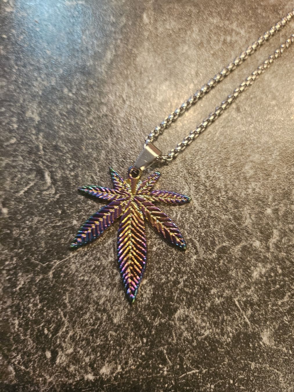 Catenine: collier feuille canabis – Nuovo (secondo la descrizione) da Senèdes venduto da hen_fw8b