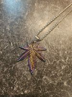 collier feuille canabis