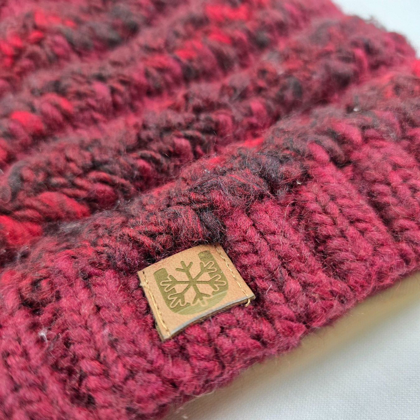 Copricapi, berretti & cappellini: Warme, gestrickte Wintermütze mit Bommel, Weinrot – Usato da Wald ZH venduto da Martin79 3