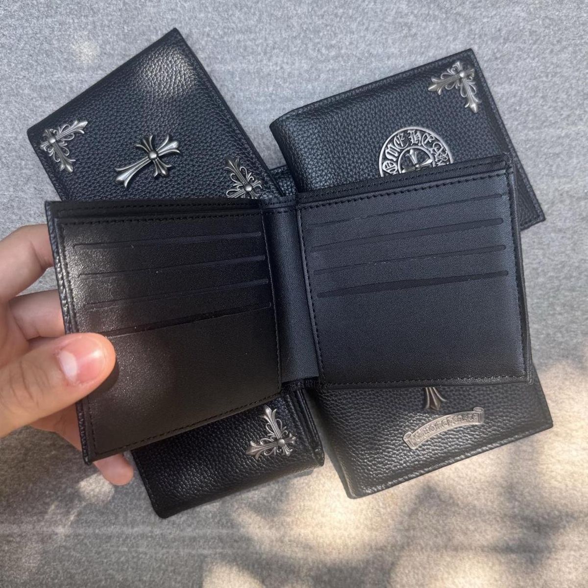 Chrome Hearts Portafogli: Gothic Cross Leather Wallet - Black with silver cross – Nuovo e nell'imballaggio originale da Caviano venduto da reselleo21 2