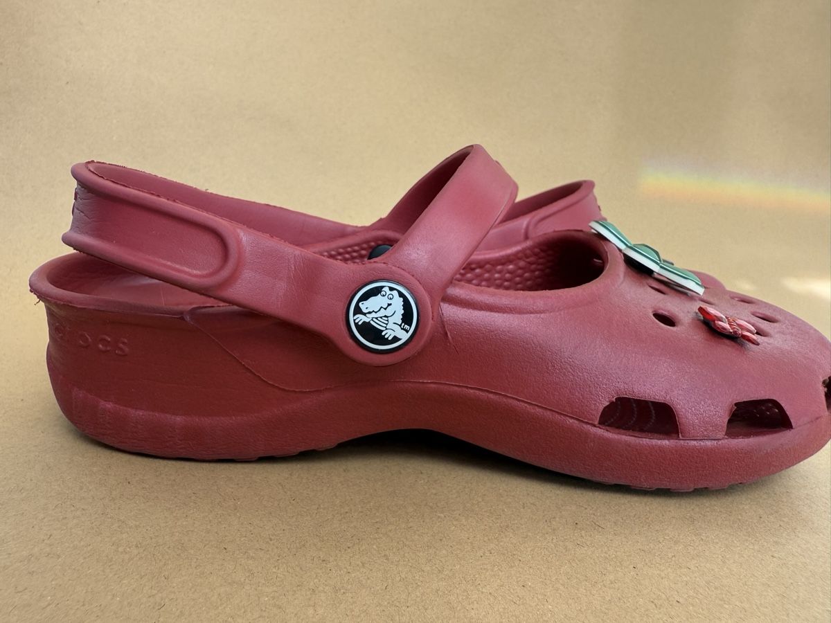 Crocs Scarpe per ragazze: Crocs rouges d'été, décorées avec des fleurs, taille 32 – Nuovo (secondo la descrizione) da La Chaux-de-Fonds venduto da ard_8v5l 2