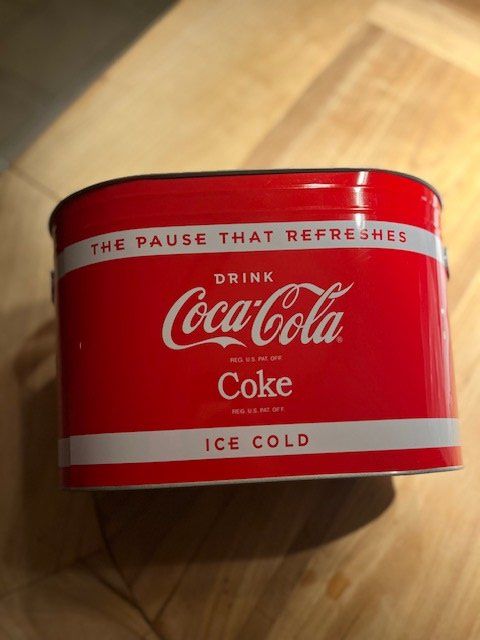 Coca-Cola Tutte le decorazioni: Coca Cola - grosse Blechwanne als Decor, Eiskühler, etc. – Nuovo e nell'imballaggio originale da Altbüron venduto da Februar26