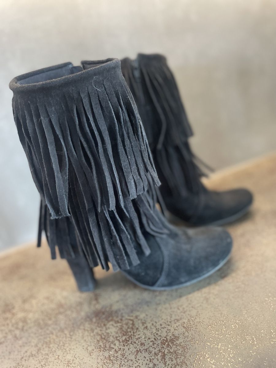 Scarpe da donna: Stiefeletten mit Fransen, Gr.37, Schwarz – Usato da Bronschhofen venduto da Ratz2