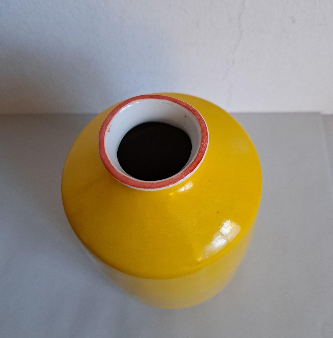 Vasen & Gefässe: Leuchtend Gelbe Keramikvase mit Stempel – Gebraucht aus Basel von Patiscat 1