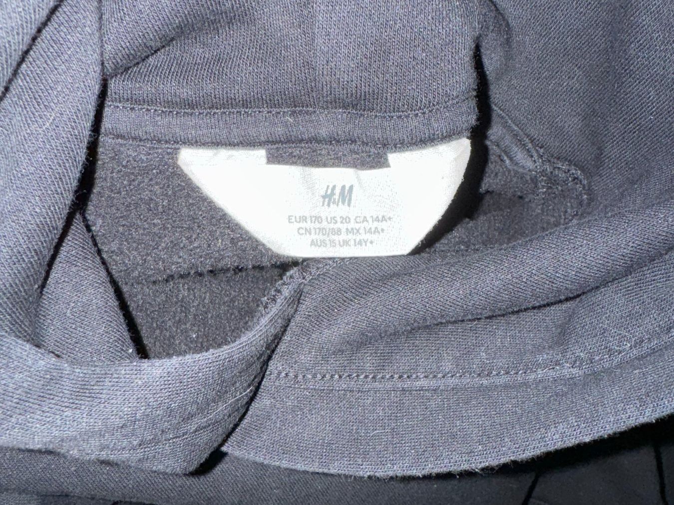 H&M Pullover & Sweatshirts: Kapuzenpullover schwarz von H&M – Gebraucht aus Bern von Hepp 2
