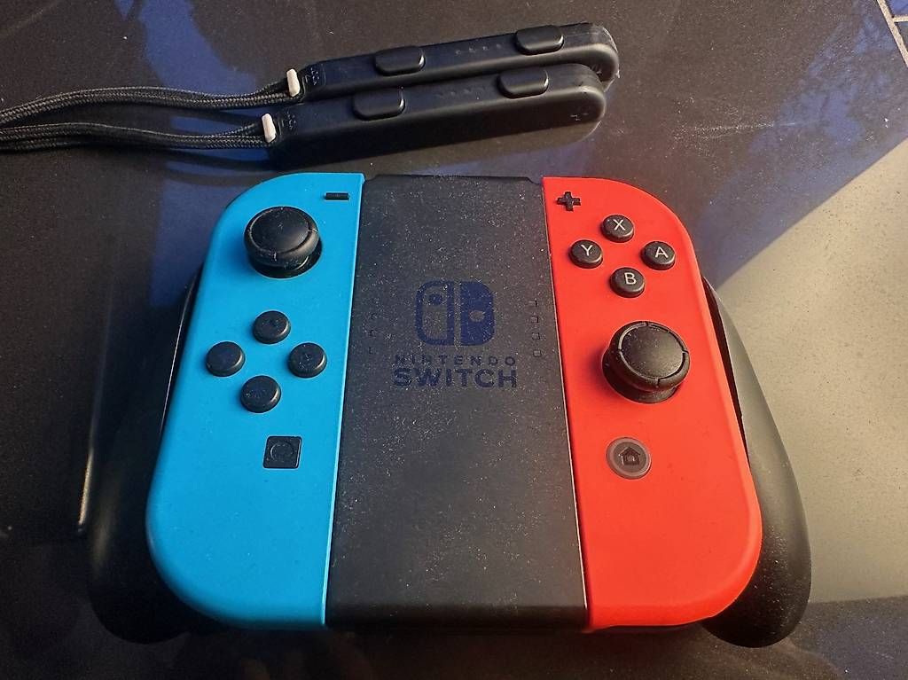 Console: Nintendo Switch (mit Controller) – Usato da Wollerau venduto da nikeyyty 4