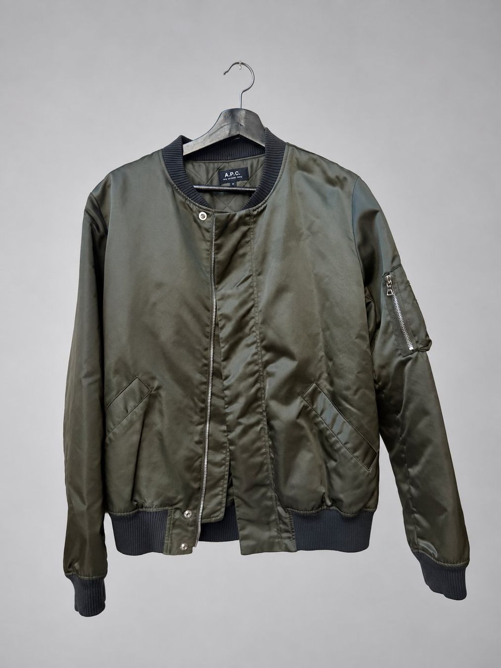 Apc Giacche: A.P.C. Hunter Green Satin Bomber Jacket – Usato da Erlach venduto da VerkaufX