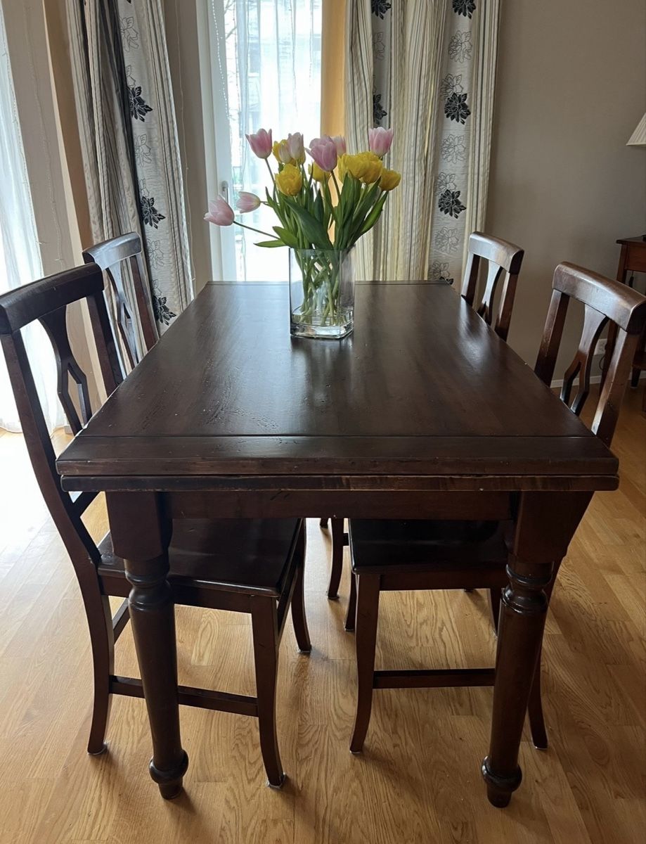Set di tavolo e panche: Elegant Dining Set: Table with Four Matching Chairs – Usato da Au ZH venduto da manuelchiatello