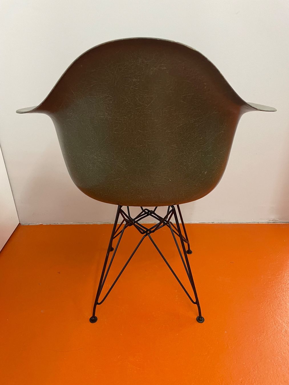Eames Stühle: Eames Fiberglas Armchair olive green, 1959-1960 – Gebraucht aus ipsach von Latigo 1