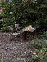 Garten- Tisch und zwei Stühle