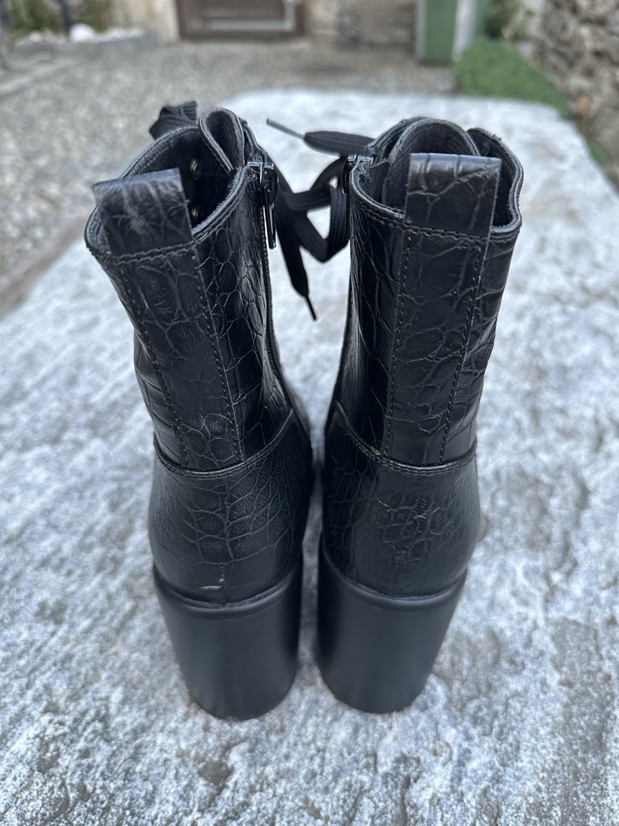 Scarpe da donna: Stivaletti 38 – Usato da Lostallo venduto da Essebii 2