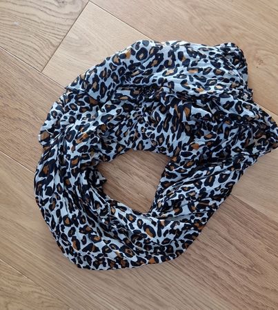 Schicker Leo-Print Schal für den Herbst