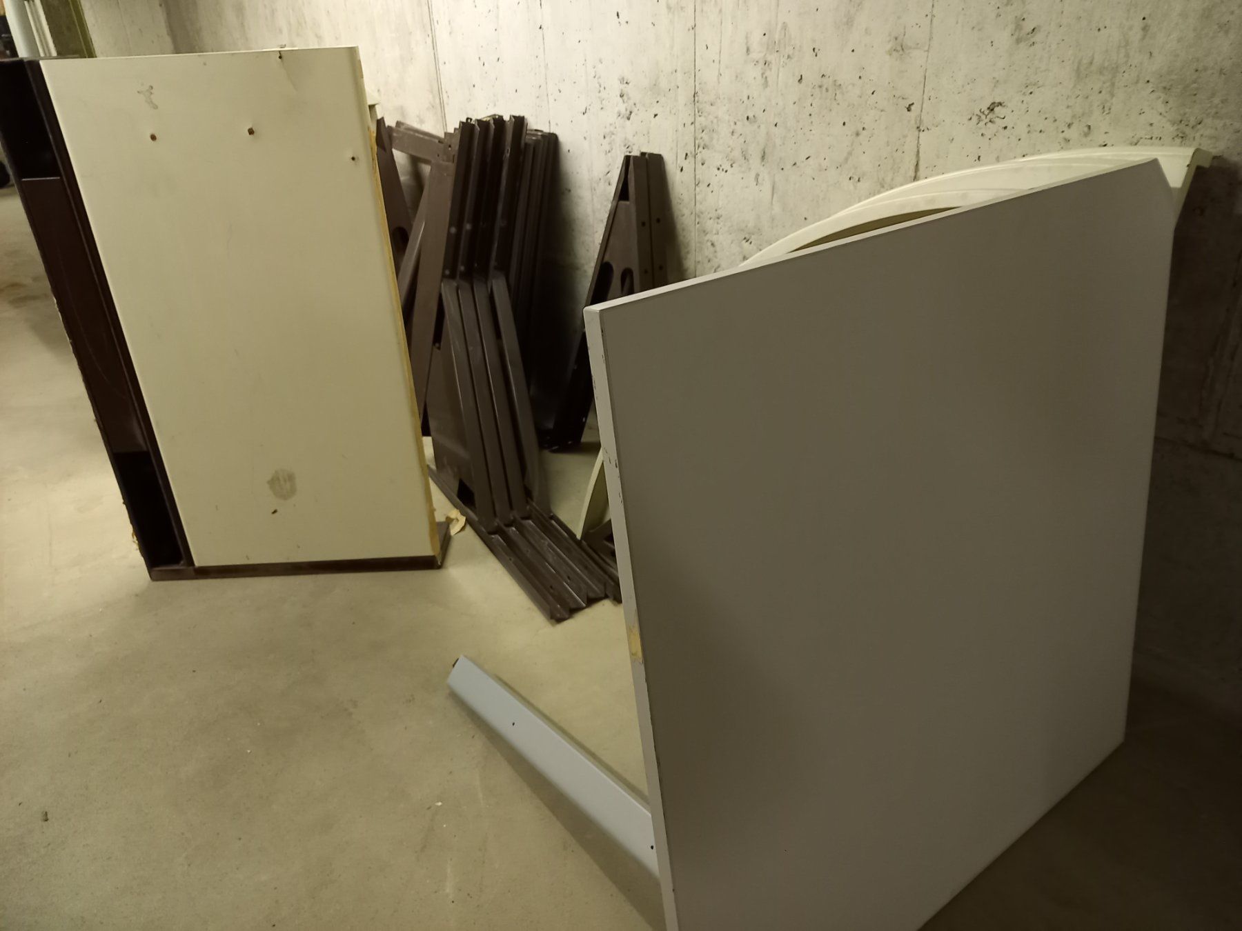 Lista Armadi: LISTA Rollladenschrank inkl, div Tischteile – Usato da Montlingen venduto da sitmodul 3