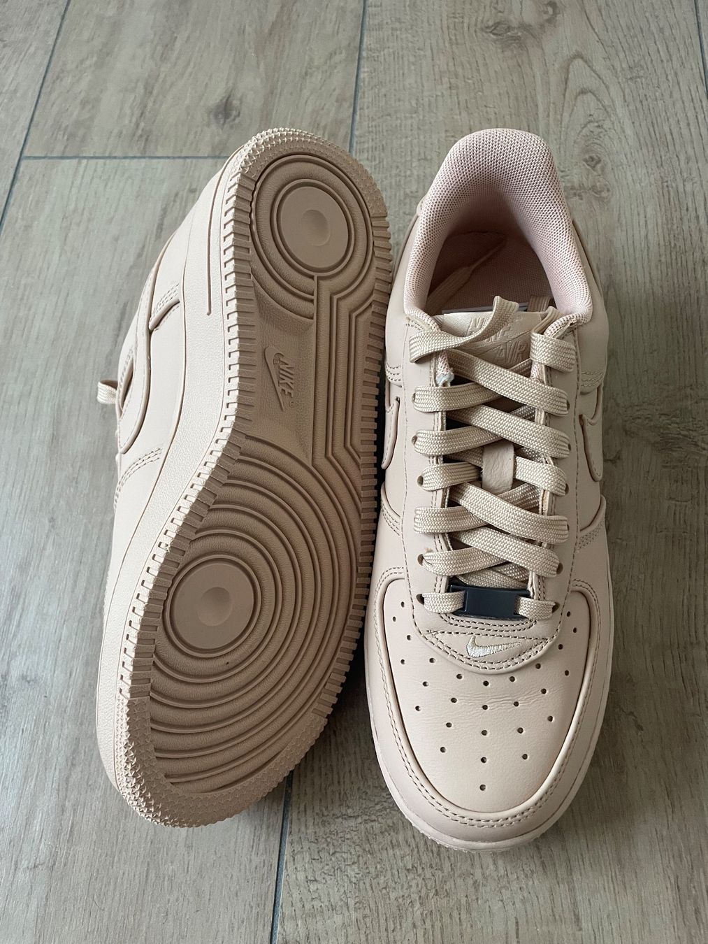 Nike Chaussures hommes: Nike Air Force 1 Low Retro Gr. 39 NEU – Neuf avec emballage d'origine à Waltenschwil par hansnine 4