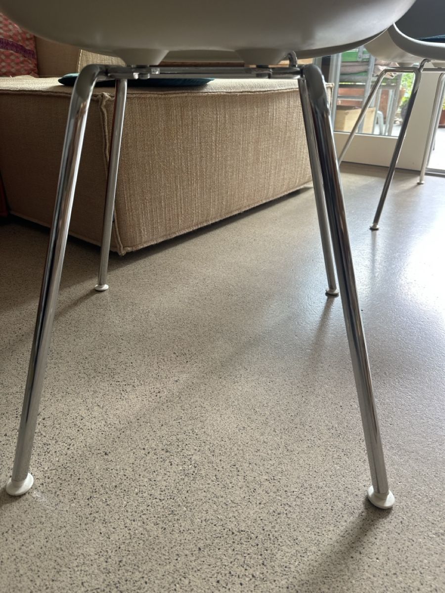 Vitra Sedie: 2x Eames plastic armchair DAX in Kieselgrau – Usato da Biberstein venduto da Anka01 4