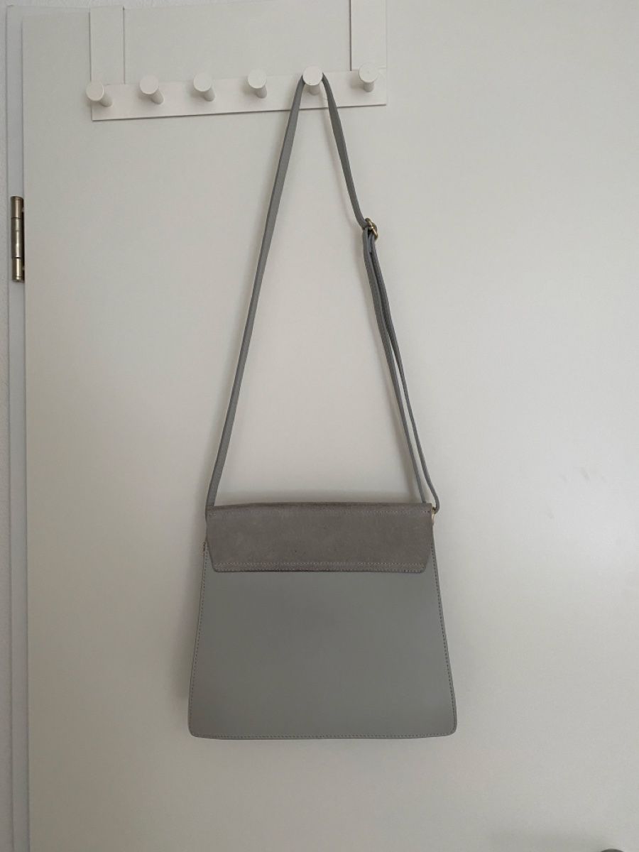 Taschen für Damen: Hellblaue Handtasche mit goldenen Details – Gebraucht aus Zürich von ali_9qm9 2