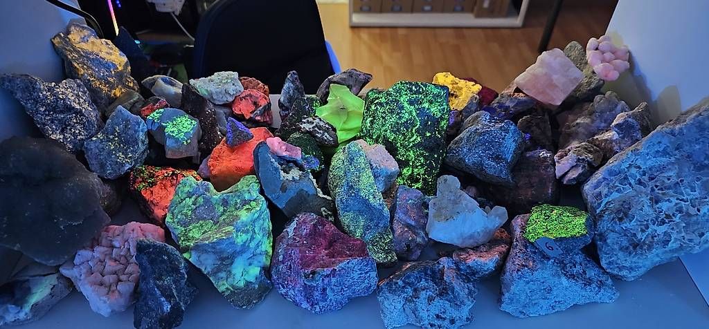 Minerali & Pietre curative: Fluorizierende Steine Inkls Lampe – Usato da Tägerwilen venduto da Heat-762 1