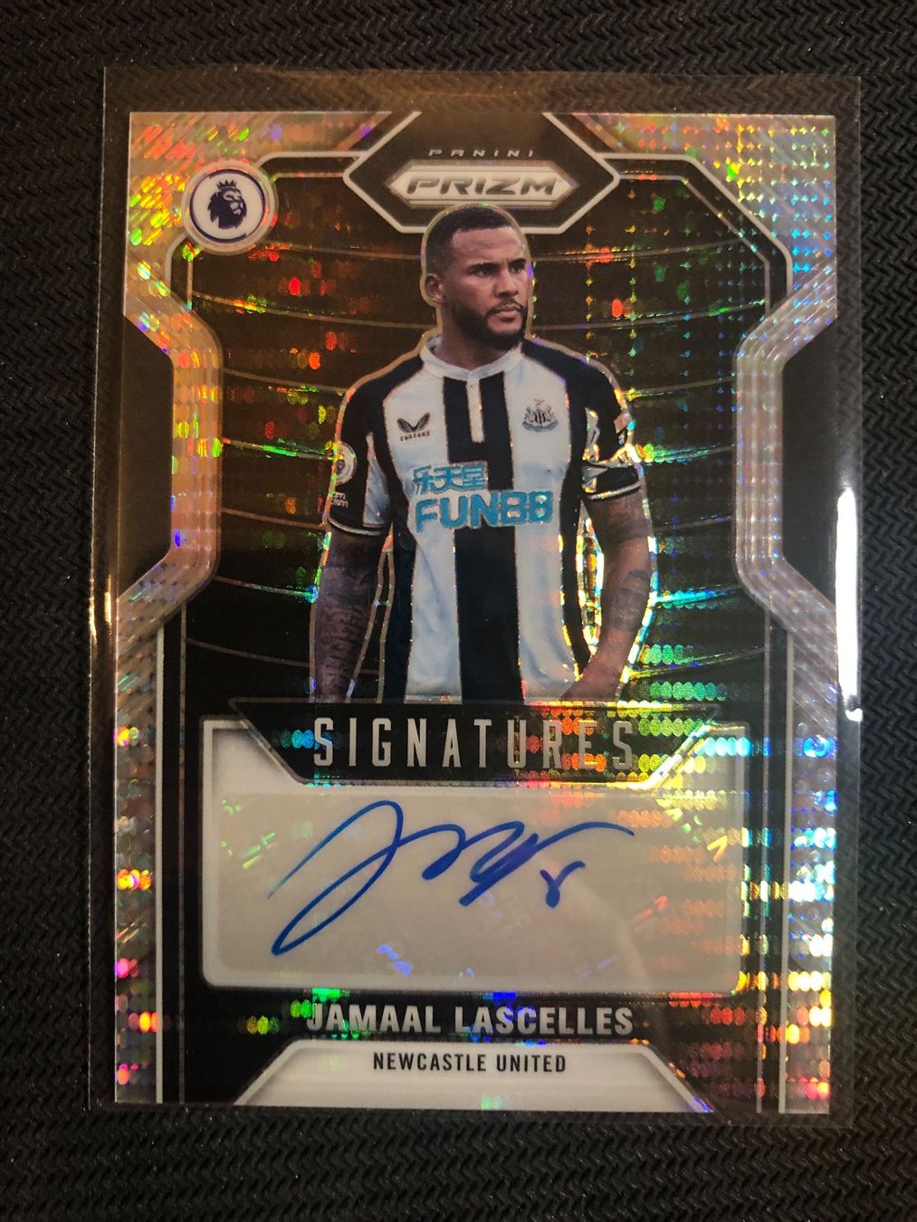 Panini Carte collezionabili: Panini Prizm Jamaal Lascelles Newcastle Utd. Autogramm Hyper – Usato da Wangenried venduto da Garagara