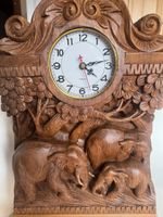 Pendule type asiatique gravée dans un bloc bois de teck
