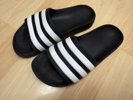 Adidas Badeschuhe Gr.33.5-34 (2К), schwarz/weiss