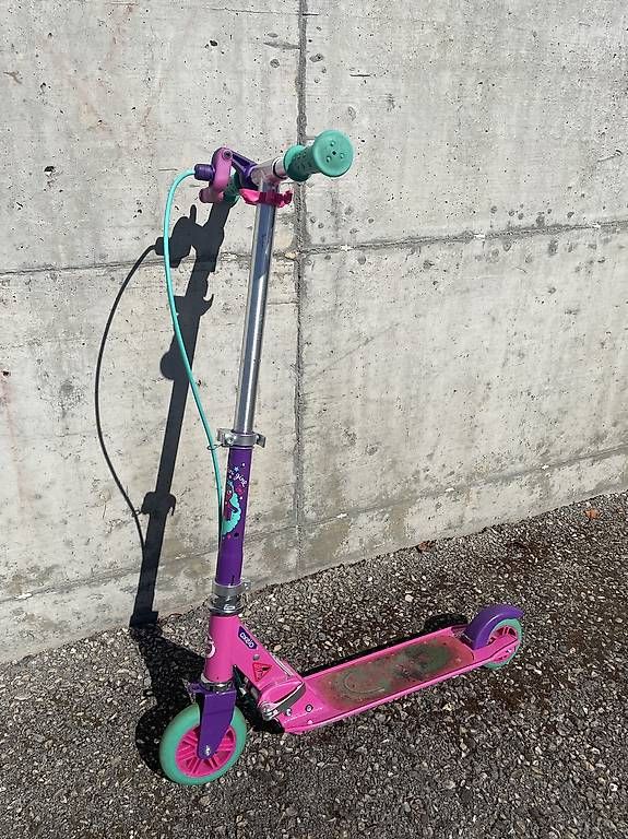 Fahrzeuge für Kinder: Trottinette enfant pliable rose – Gebraucht aus Yverdon-les-Bains von Xtofprod01