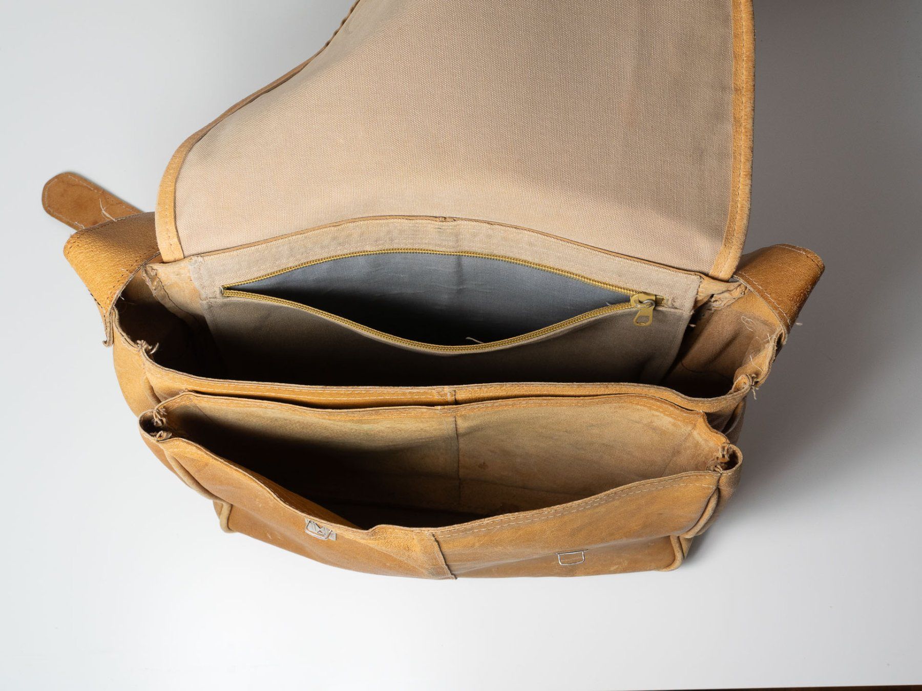 Borse: Vintage Ledertasche Messenger Bag – Difettoso da Biel/Bienne venduto da ananda.schuerch 1