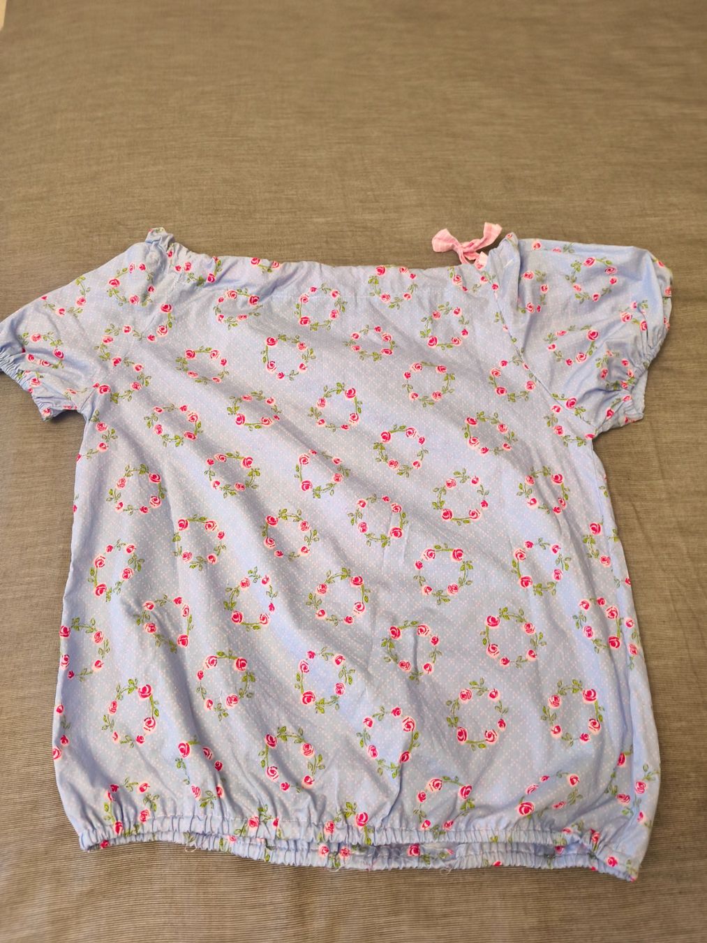Top: Haut léger fleuri bleu clair, col carmen, taille M – Usato da Genève venduto da lnicoGE 3