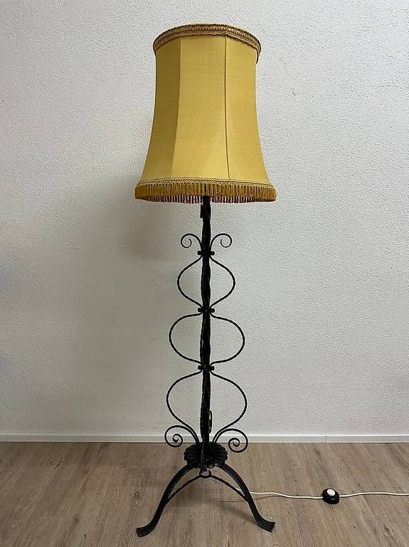 Lampade: Grosse Vintage Stehlampe mit Stoffschirm und Eisenfuss – Usato da Obernau venduto da Arche_Noah_Brocki 1