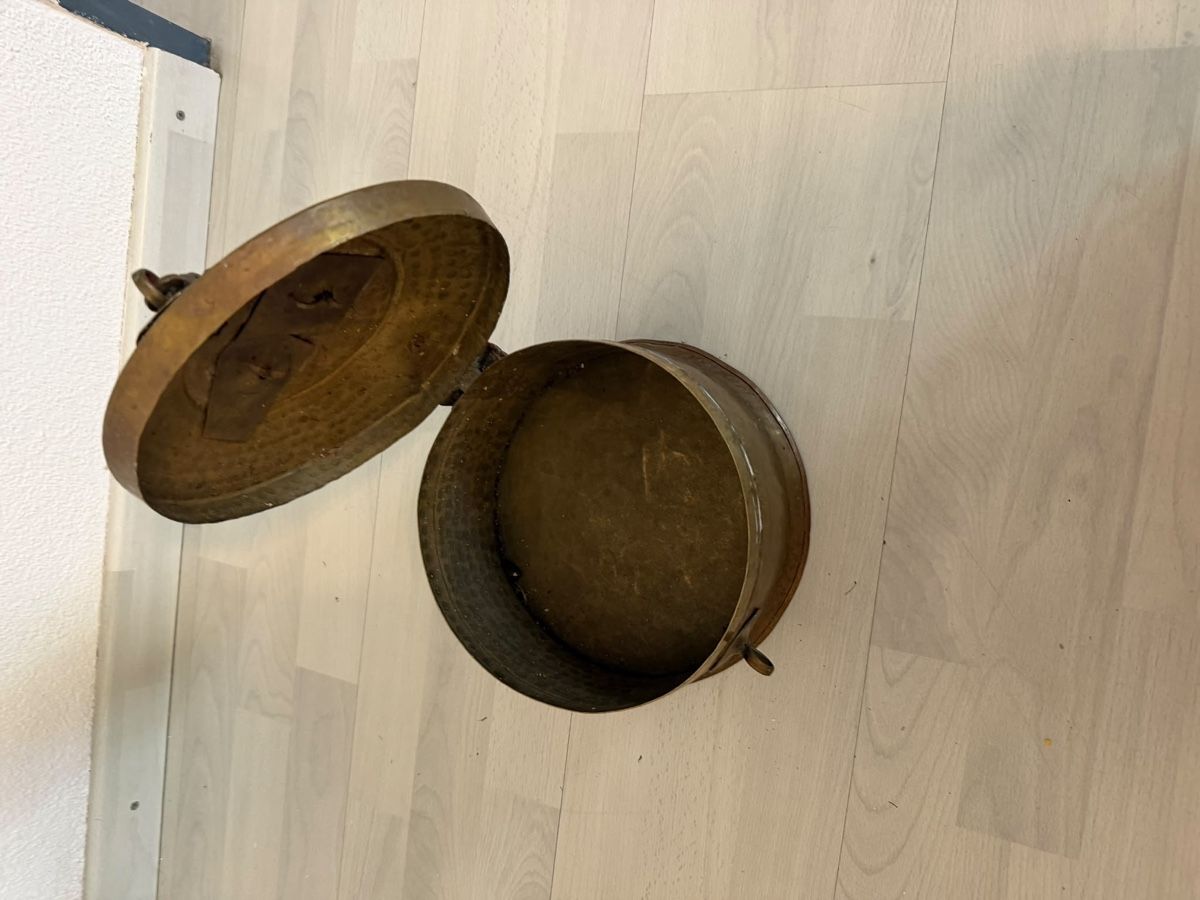 Alle Dekorationen: Messingdose rund antik mit Gravur 20 cm Durchmesser – Gebraucht aus Sursee von Fion 1
