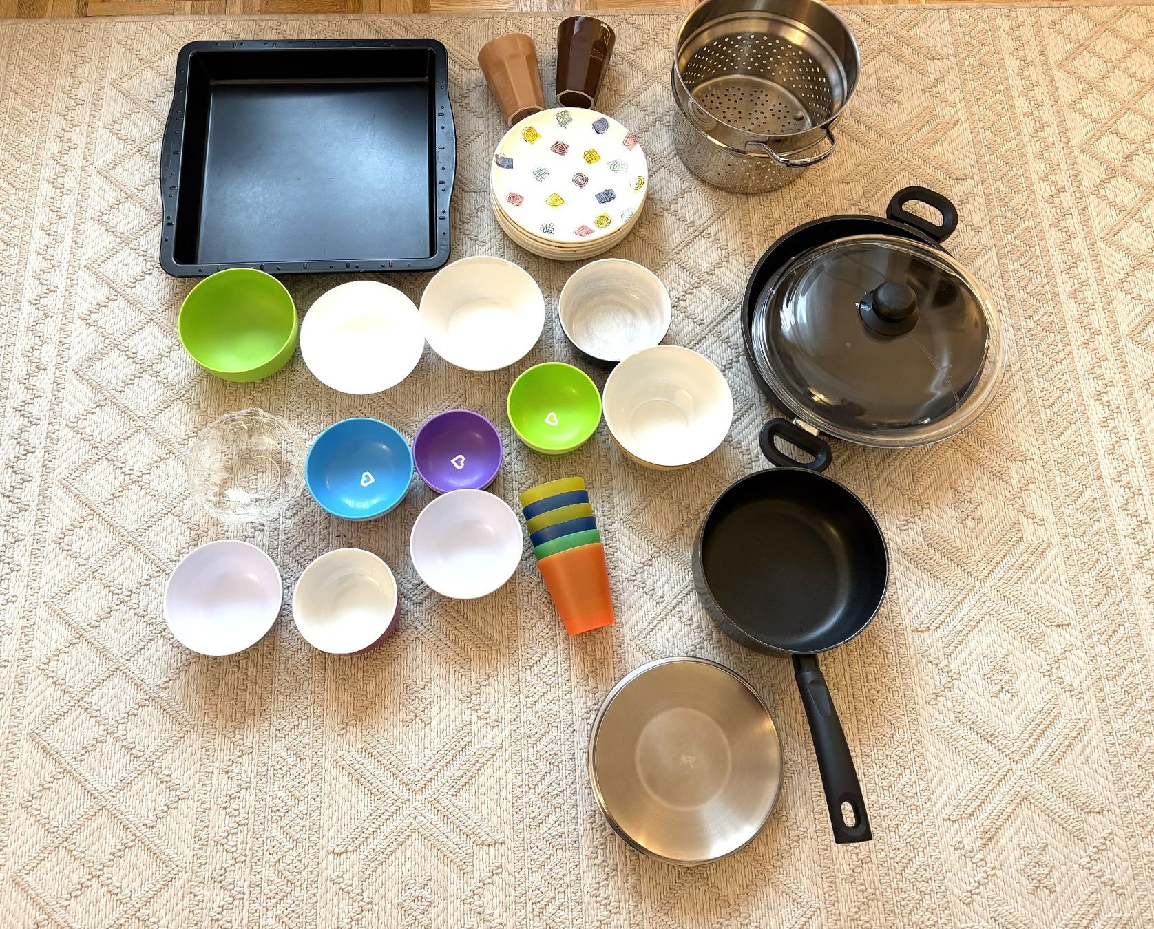 Set di piatti: Pfannen ,Teller, Kaffeetassen, Schüsseln, Becher, Blech – Usato da Glattbrugg venduto da Ariel012 4