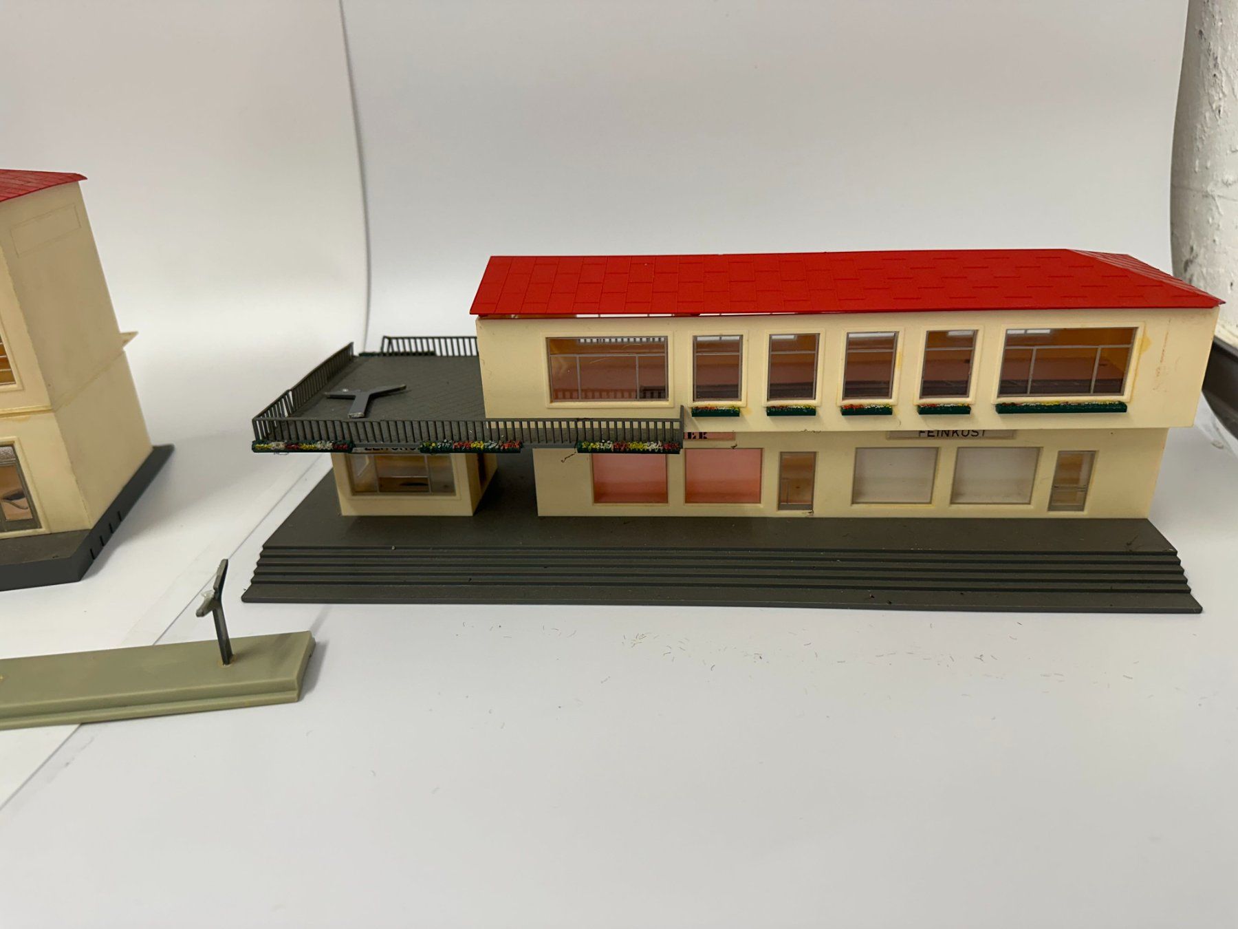 Modellini di ferrovie: H0 Bahnhof mit Restaurant & Uhrturm – Usato da Dübendorf venduto da TrimTrend 4
