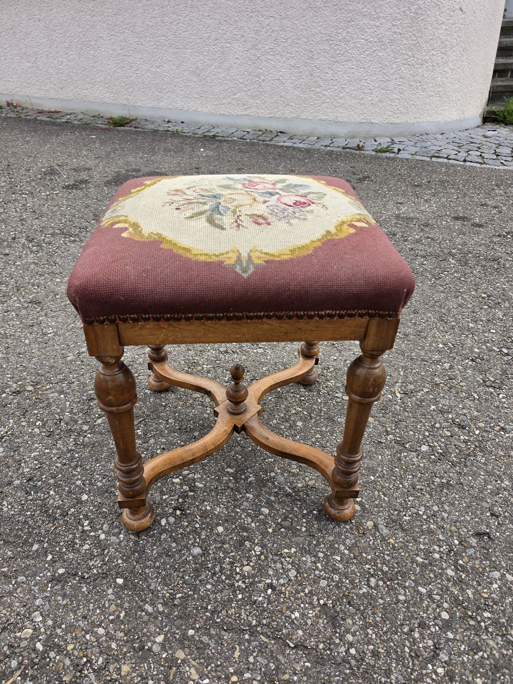 Sgabelli: Antiker hocker /  mit Rosenmuster, – Usato da Mettlen venduto da elios0888