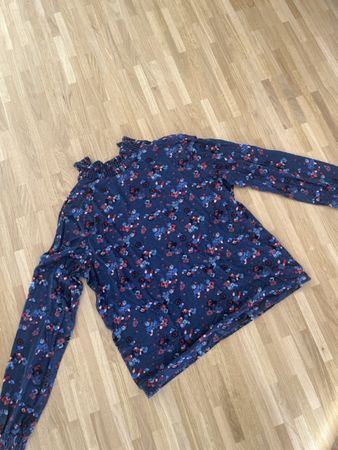 Damen Langarmshirt Blumenmuster blau Grösse M guter Zustand