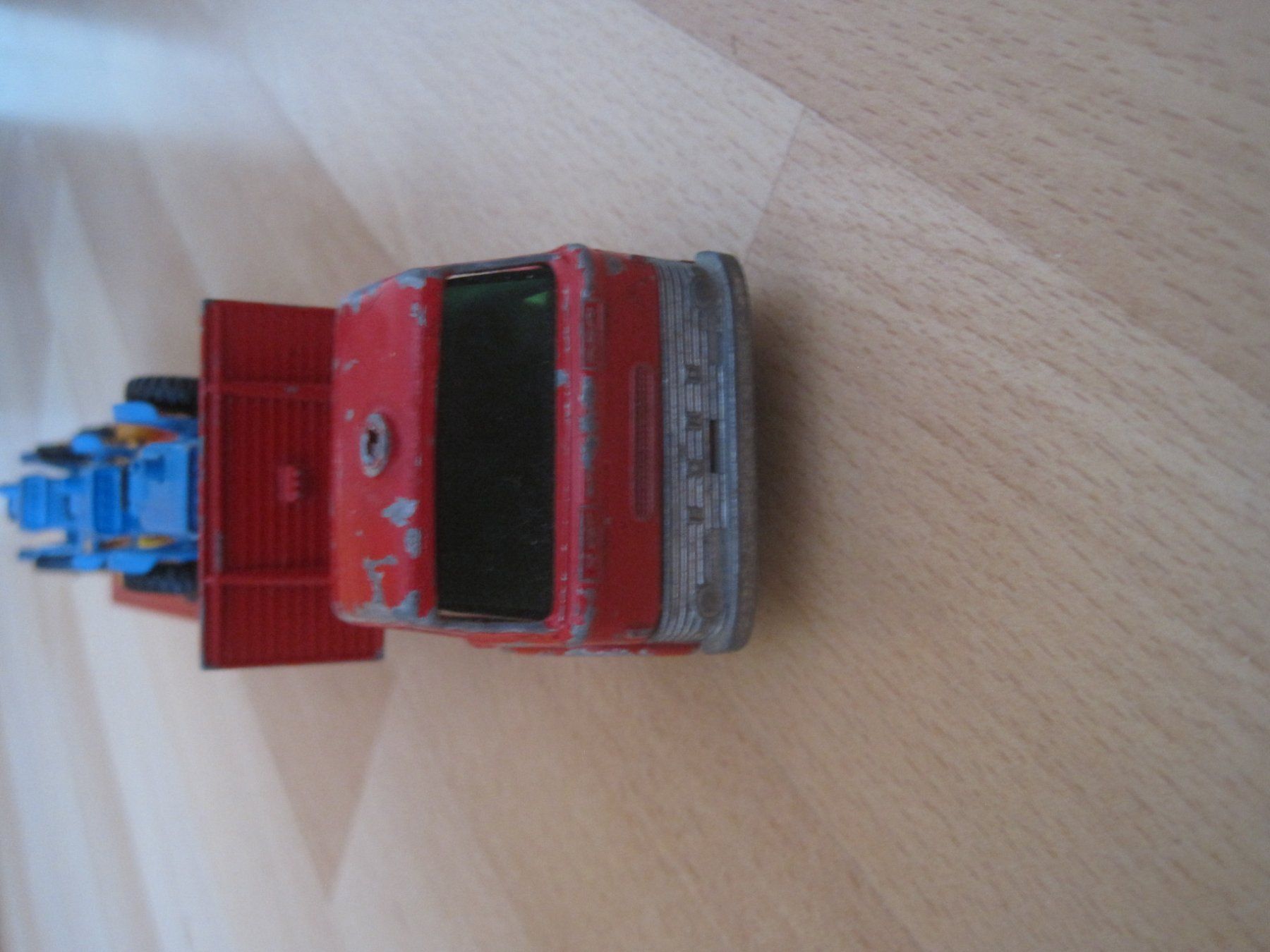 Ford Trattori: Ford Tractor Tasker Transporter mit 3 Traktoren Matchbox – Usato da Gossau SG venduto da Noryflory 1