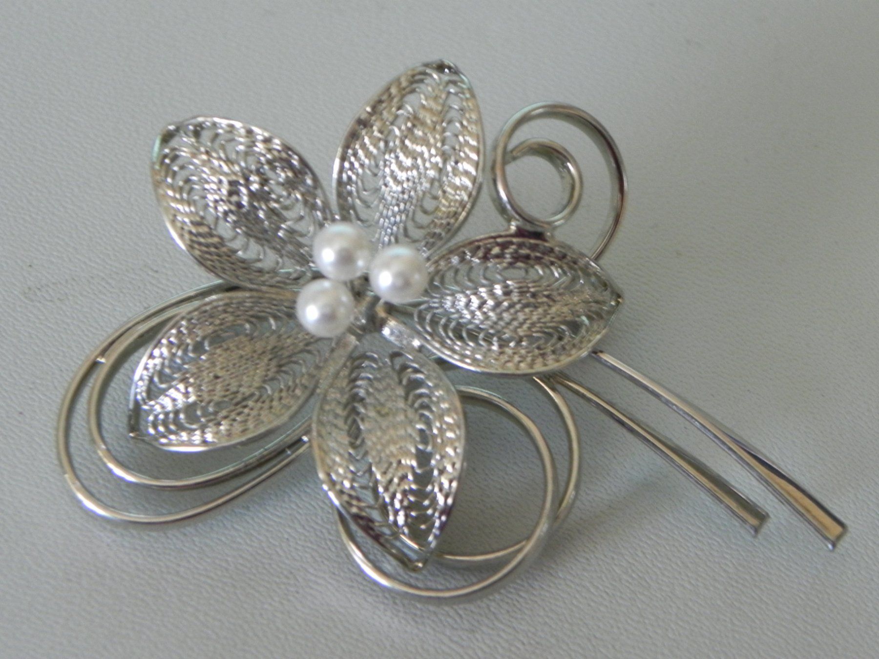 Spille & Fermagli: Vintage filigrane Brosche mit 3 kleinen Perlen – Usato da Minusio venduto da Lory64