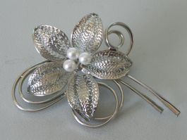 Vintage filigrane Brosche mit 3 kleinen Perlen