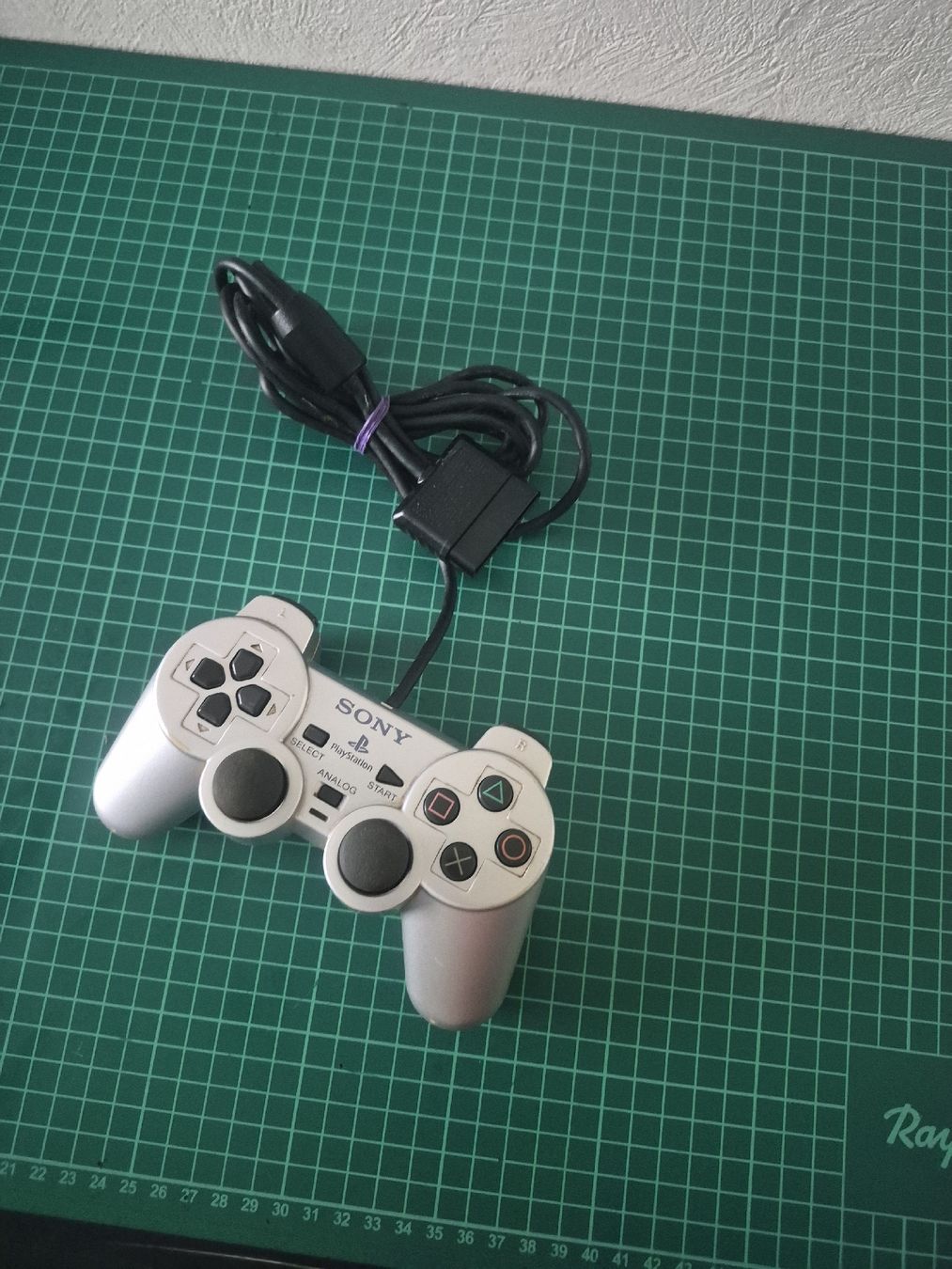 Sony Controller: Silver Sony PlayStation 2 Controller - Good Condition  – Usato da Meyrin venduto da Retro-GZ