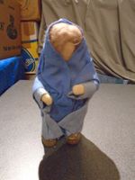 Krippenfigur Frau mit Schal, blau, schwer
