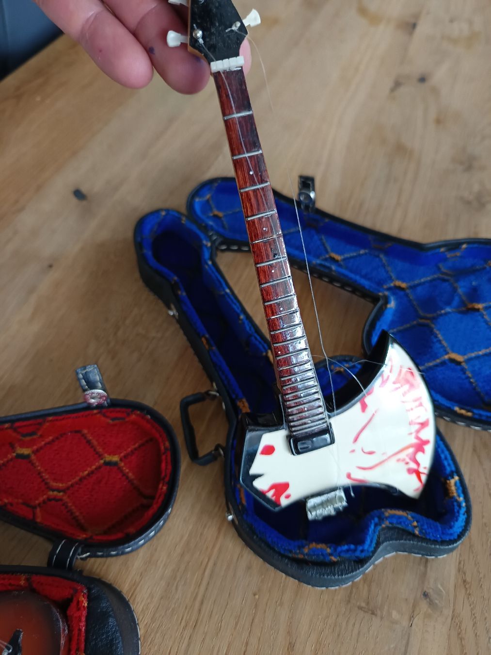 Tutte le decorazioni: Guitare Electrique Déco avec Étui – Usato da Niederbipp venduto da Djojoladouille 1