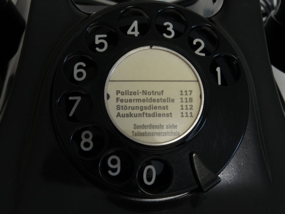 Schwarzes Bakelit Wählscheibentelefon Modell 50 7