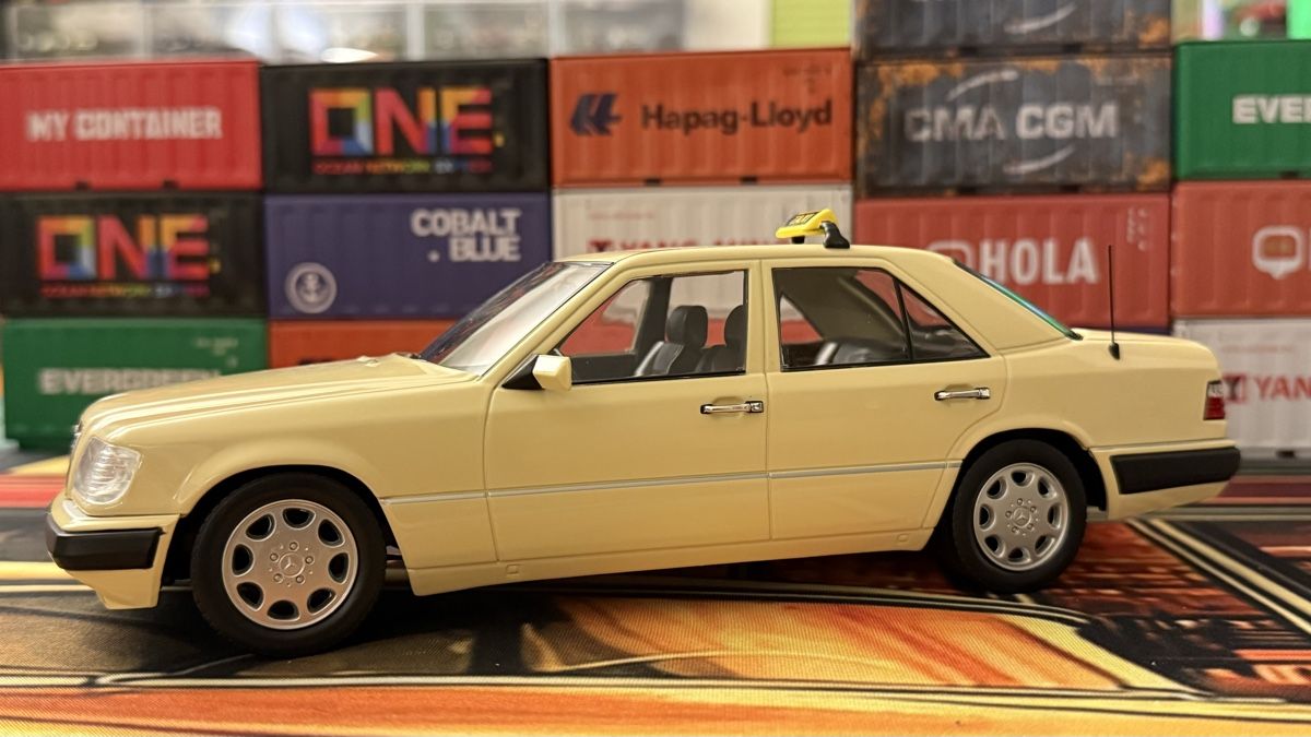 Mercedes-Benz Modellautos:  Mercedes E320 Taxi 1:18 – Neu (gemäss Beschreibung) aus Basel von Zomeg