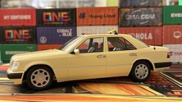  Mercedes E320 Taxi 1:18