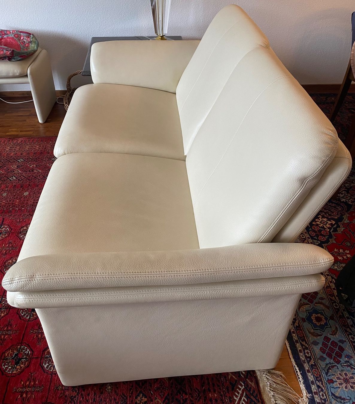 Divani: Ledersofa, Zweisitzer, cremefarben mit Hocker – Usato da Thalwil venduto da ang_97bw 1
