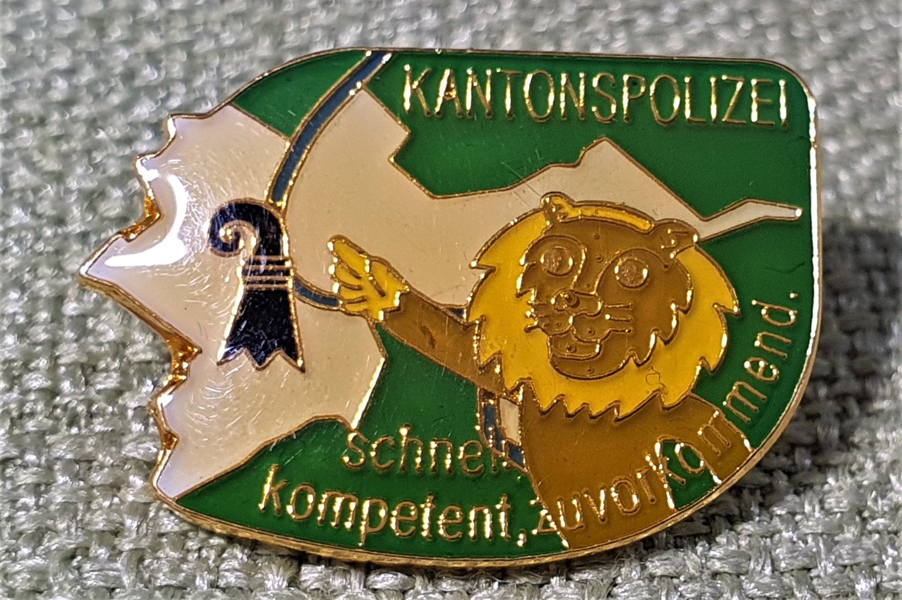 Placchette & Badge: P209 - Pin Kantonspolizei Basel – Usato da Reinach BL venduto da Boston-Verkauf