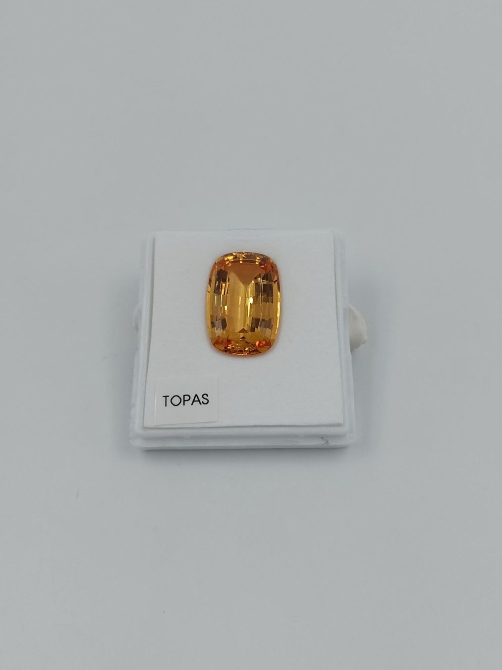 Pietre preziose: 1 HONIGGOLDFARBENER TOPAS 69.58 CT. – Usato da Luzern venduto da EdiGem