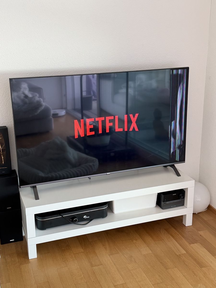 LG Fernseher: LG TV mit Displayschaden (tw. Streifen) – Gebraucht aus Reiden von fashion_2021 3