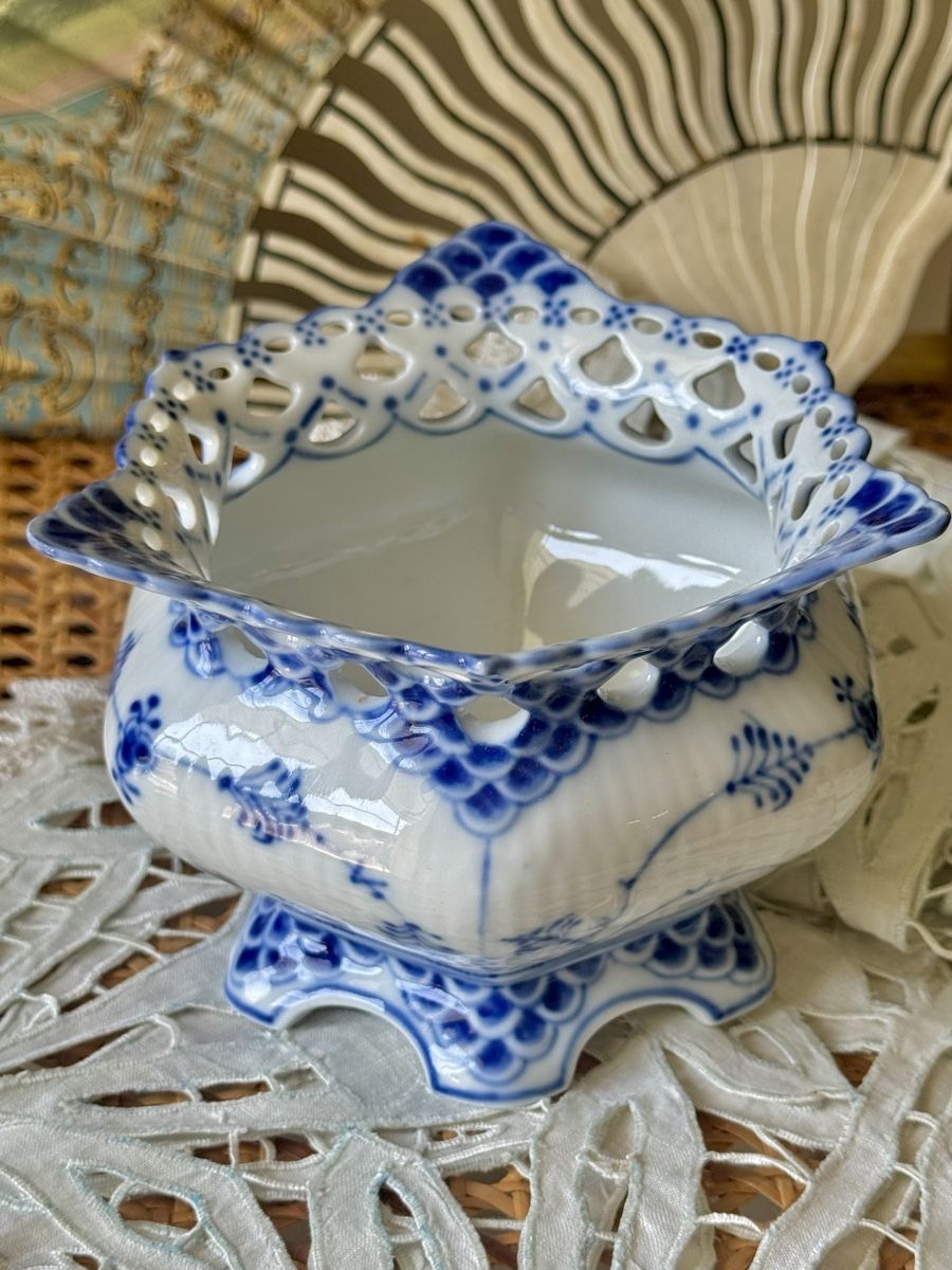 Royal Copenhagen Ciotole: Royal Copenhagen Blue Fluted full Lace cache pot – Usato da Courtaman venduto da sultan16 7