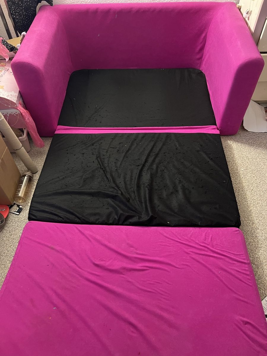 Sofas: Schlafsofa pink, 2 Sitzplätze, 145cm – D'occasion à Bremgarten AG par Anna-Watch 1