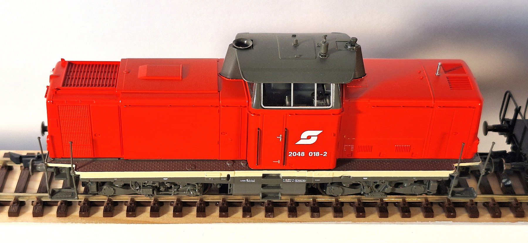 Roco Modellini di ferrovie: ÖBB 2048 mit Güterzug – Usato da Bern venduto da BahnliebhaberRe420 3