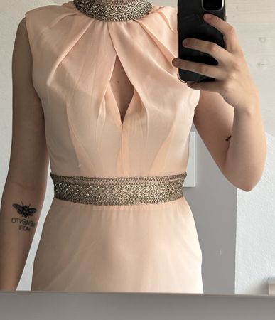 Festliches, lachsfarbenes Kleid mit Schmucksteinen